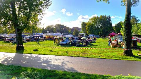 Trödelmarkt Aken Festwiese 2.jpg