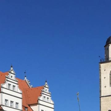 Türme der Stadtkirche Wittenberg vom Markt aus